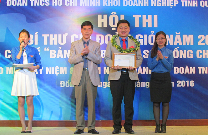 Lãnh đạo Đảng ủy Khối doanh nghiệp trao thưởng trong hội thi Bí thư Đoàn giỏi do Đoàn khối tổ chức