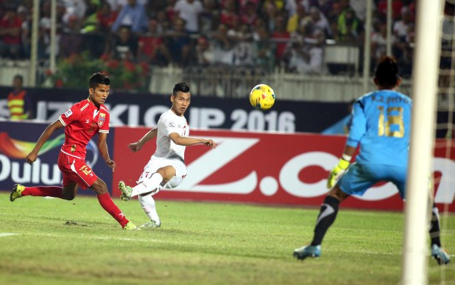 Văn Thanh (áo trắng) - một trong những hậu vệ VN chơi tốt nhất trong chiến thắng 2-1 trước chủ nhà Myanmar hôm 20-11. Ảnh: N.K