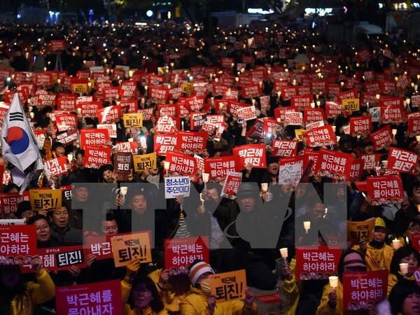 Biểu tình yêu cầu Tổng thống từ chức tại trung tâm Seoul ngày 19-11. (Nguồn: AFP/TTXVN)