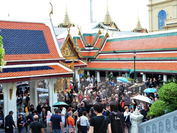 Du khách thăm đền Wat Phra Kaew ở Bangkok, Thái Lan ngày 2-11. (Nguồn: THX/TTXVN)