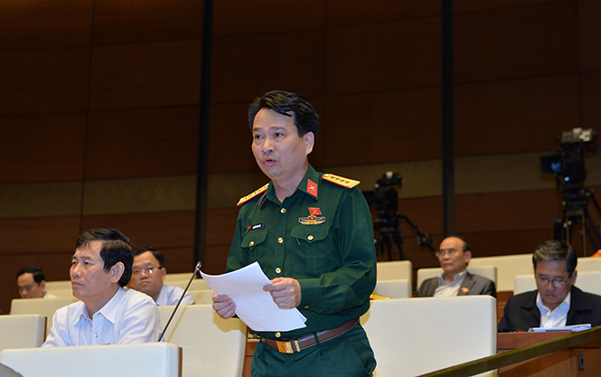 Đại tá Nguyễn Văn Man, Ủy viên Ban Thường vụ Tỉnh ủy, Chỉ huy trưởng Bộ Chỉ huy Quân sự tỉnh, ĐBQH tỉnh phát biểu thảo luận dự án Luật quản lý, sử dụng vũ khí, vật liệu nổ và công cụ hỗ trợ.