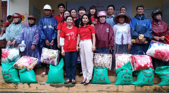 Công ty Prudential tặng quà cho các hộ dân bị thiệt hại nặng tại xã Tân Hóa
