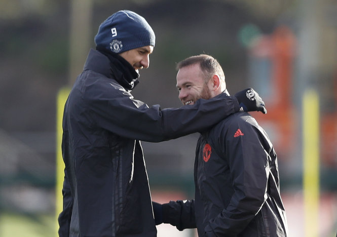  Ibrahimovic (trái) và Rooney thoải mái trong buổi tập ngày 23-11 của M.U. Ảnh: Reuters