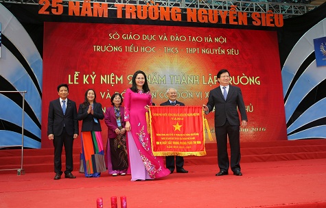 Phó Thủ tướng Trịnh Đình Dũng trao Cờ thi đua của Chính phủ cho tập thể thầy và trò Trường Nguyễn Siêu. Ảnh: VGP/Xuân Tuyến