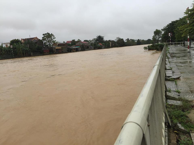 Do mưa lớn nước trên sông Kiến Giang đang lên nhanh.