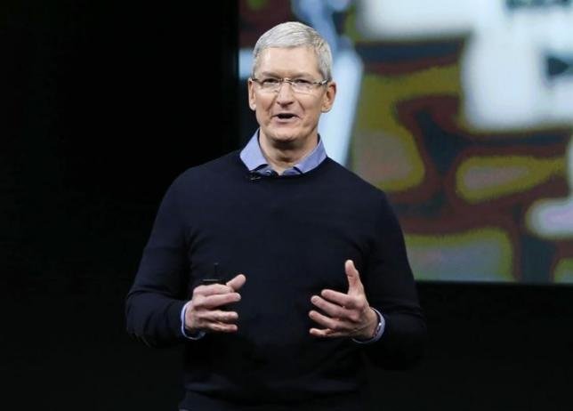 Ông Tim Cook, GĐĐH của Apple, phát biểu tại trụ sở của Apple ở Cupertino, bang California, Mỹ - Ảnh: Reuters
