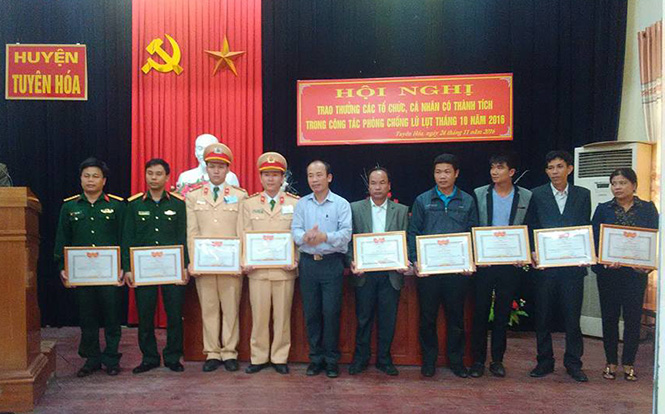 Đồng chí Lê Nam Giang, Chủ tịch UBND huyện Tuyên Hóa trao giấy khen cho các tập thể, cá nhân có thành tích trong công tác phòng, chống và khắc phục hậu quả lũ lụt.