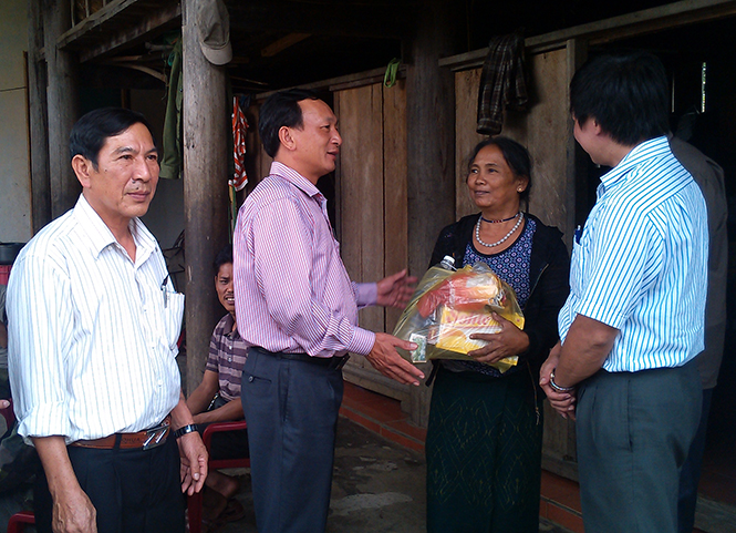  Đồng chí Trần Hải Châu, Ủy viên Ban Thường vụ, Trưởng ban Nội chính Tỉnh ủy thăm, tặng quà cho bà Hồ Thị Hoa-người có uy tín ở bản Đá Chát.