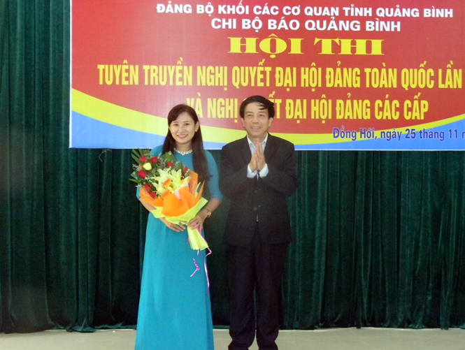 Đồng chí Nguyễn Kim Long, Phó Bí thư Đảng uỷ Khối các cơ quan tỉnh trao giải cho thí sinh đạt giải nhất.