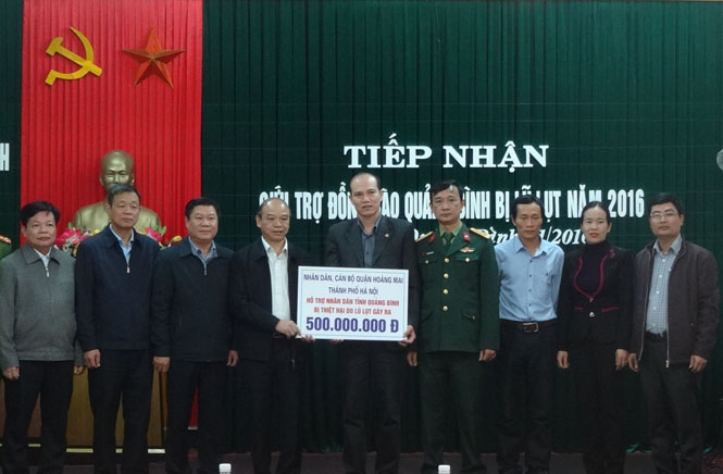 Đại diện Ban Cứu trợ tỉnh tiếp nhận hỗ trợ của quận Hoàng Mai