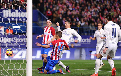 Real Madrid (áo trắng) duy trì thành tích bất bại ở mùa giải năm nay (Ảnh: Getty Images).