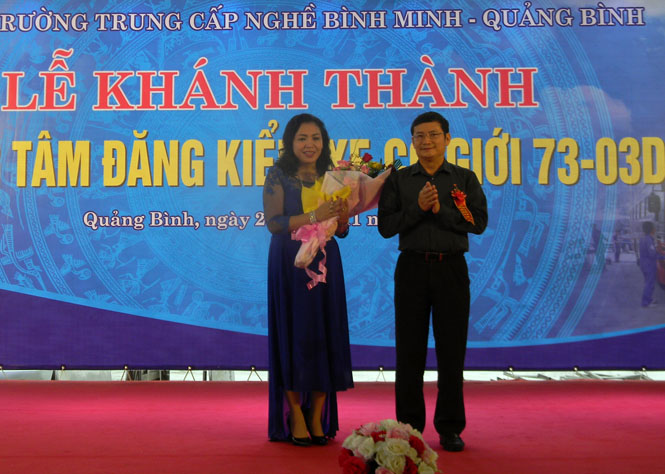 Đồng chí Trần Tiến Dũng, Tỉnh ủy viên, Phó Chủ tịch UBND tỉnh tặng hoa chúc mừng tại buổi lễ khánh thành Trung tâm Đăng kiểm xe cơ giới 73-03D-Trường trung cấp nghề Bình Minh.