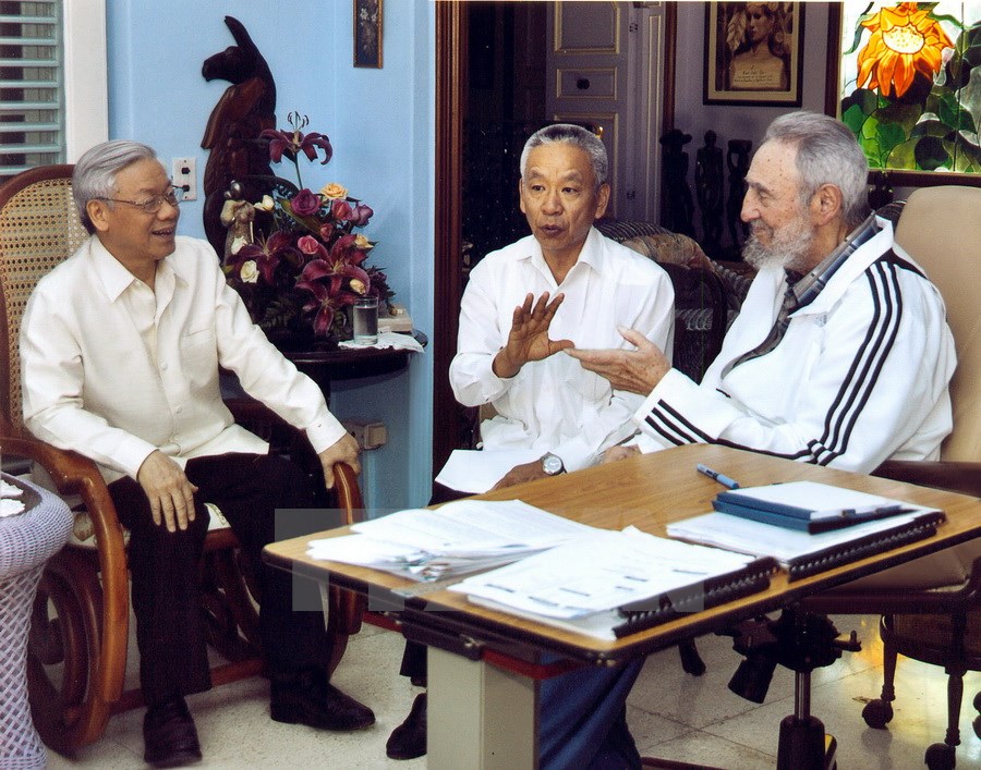 Tổng Bí thư Nguyễn Phú Trọng đến thăm đồng chí Fidel Castro-vị lãnh tụ của Cách mạng và nhân dân Cuba, năm 2012. (Ảnh: TTXVN phát)