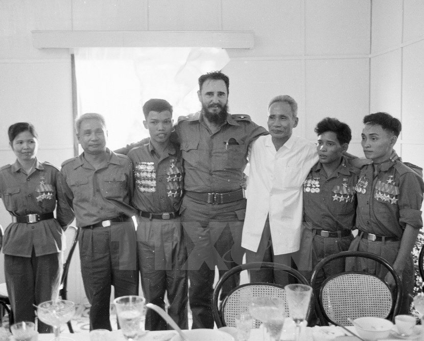 Fidel Castro và Thủ tướng Phạm Văn Đồng với các anh hùng quân giải phóng miền Nam tại Quảng Trị, năm 1973. (Nguồn: TTXVN)