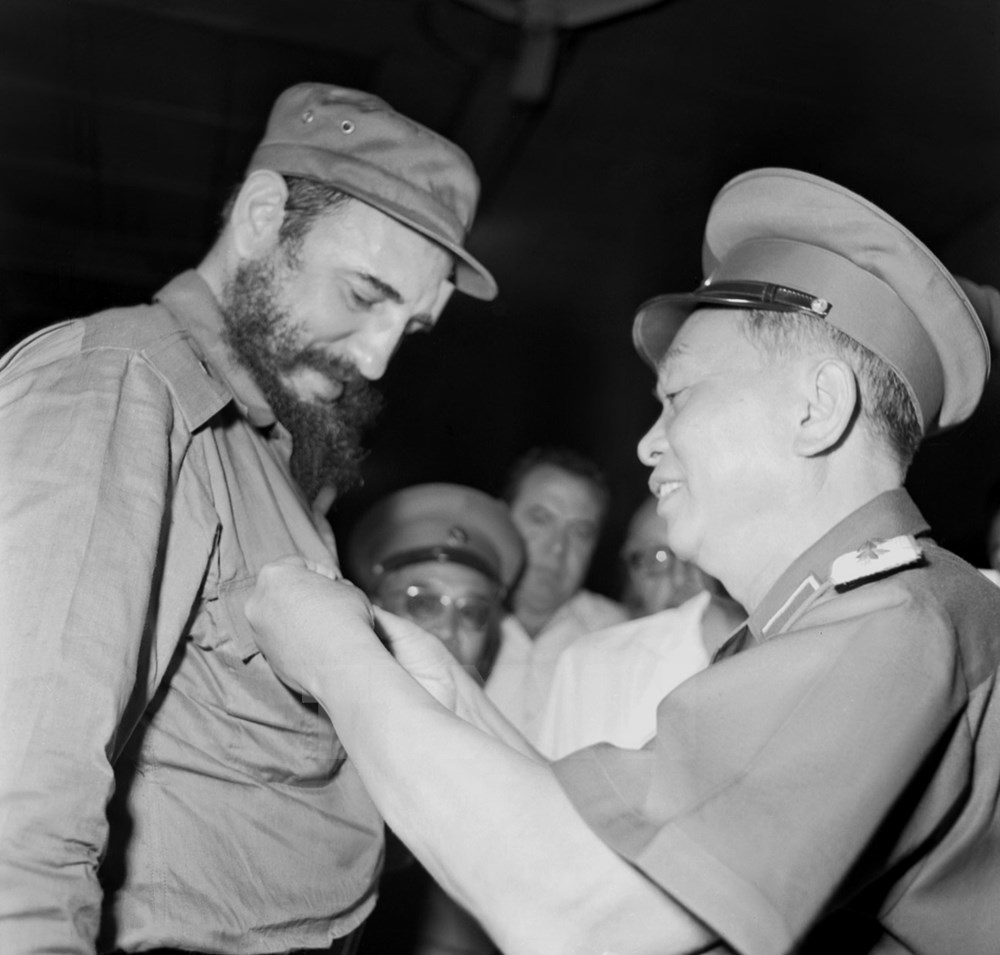 Đại tướng Võ Nguyên Giáp tặng Lãnh tụ Cuba Fidel Castro huy hiệu “Chiến sĩ Điện Biên Phủ,” nhân chuyến thăm của Fidel Castro đến Việt Nam, tháng 9-1973. (Nguồn: TTXVN)