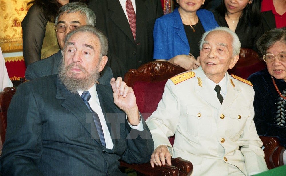 Chủ tịch Cuba Fidel Castro đến thăm Đại tướng Võ Nguyên Giáp tại tư dinh của Đại tướng ở Hà Nội, năm 2003. (Ảnh: Nhan Sáng/TTXVN)