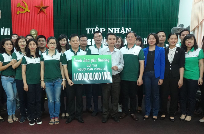 Đại diện Ban Cứu trợ tỉnh tiếp nhận hỗ trợ từ Vietcombank TPHCM
