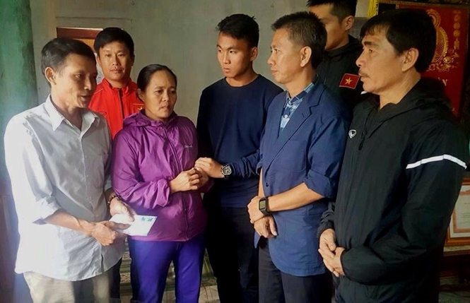   Huấn luyện viên Hoàng Anh Tuấn và các thành viên trong đoàn trao tiền hỗ trợ gia đình tình nguyện viên Đặng Thị Thu Hương