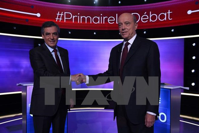 Cựu Thủ tướng François Fillon (trái) và đối thủ Alain Juppé. (Nguồn: AFP/TTXVN)