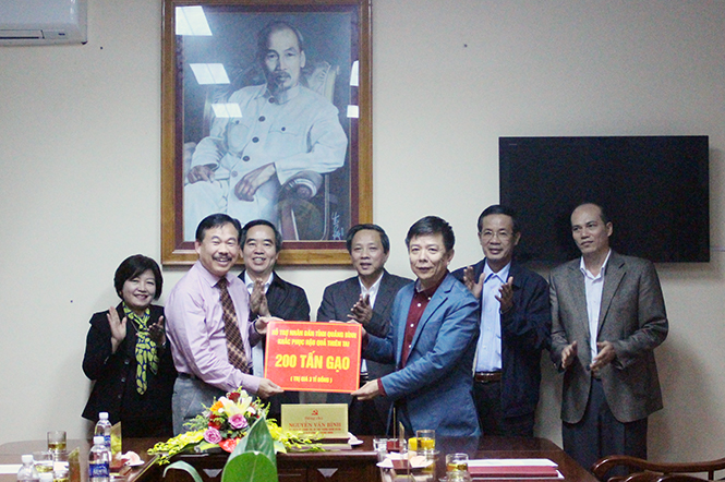 Đồng chí Nguyễn Văn Bình, Ủy viên Bộ Chính trị, Trưởng ban Kinh tế Trung ương và nhà hảo tâm tặng 200 tấn gạo cho tỉnh.