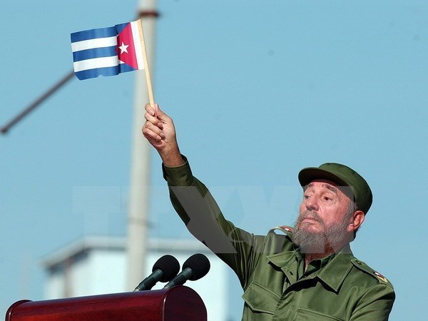 Lãnh tụ Cuba Fidel Castro phát biểu trước hàng nghìn người dân bên ngoài Văn phòng đại diện quyền lợi của Mỹ ở La Habana (Cuba) ngày 21-6-2004. (Nguồn: EPA/TTXVN)
