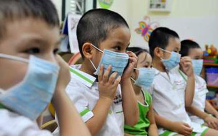 Trẻ bị bệnh cúm cần đeo khẩu trang để phòng tránh lây lan bệnh.