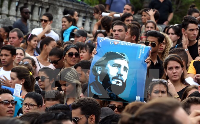 Hàng trăm thanh niên Cuba đã tuần hành tưởng niệm tại Trường đại học La Habana, bày tỏ lòng tiếc thương vô hạn sự ra đi của Lãnh tụ Cách mạng kiệt xuất Fidel Castro. (Nguồn: EPA/TTXVN)