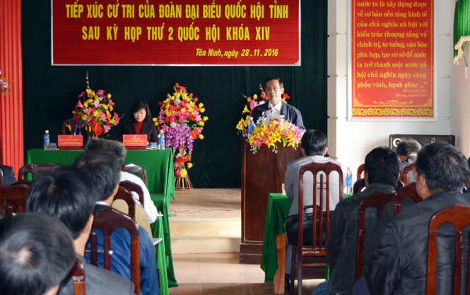 Đồng chí Trần Công Thuật, Phó Bí thư Thường trực Tỉnh ủy, Trưởng đoàn đại biểu Quốc hội tỉnh tiếp thu ý kiến kiến nghị của cử tri huyện Quảng Ninh.