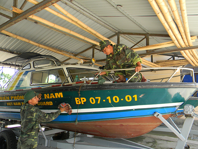 Cán bộ, chiến sỹ BĐBP tỉnh bảo dưỡng phương tiện phục vụ công tác phòng, chống buôn lậu trên biển.