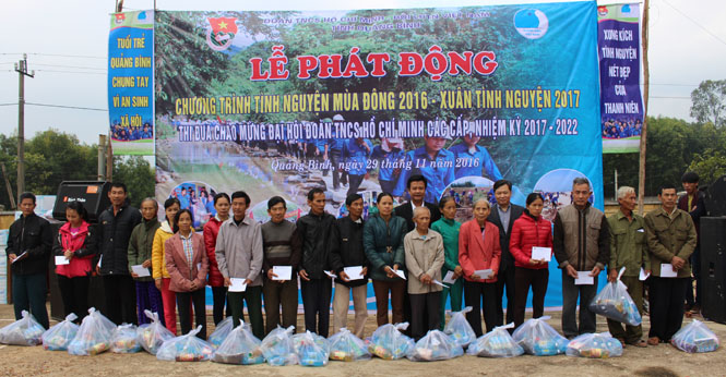 Đồng chí Nguyễn Tiến Hoàng, Tỉnh ủy viên, Phó Chủ tịch UBND tỉnh và lãnh đạo Tỉnh đoàn trao quà cho các hộ gia đình có hoàn cảnh khó khăn xã Quảng Tiến (Quảng Trạch).