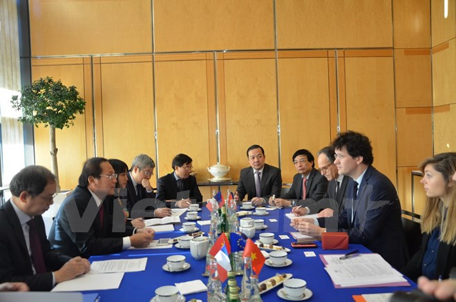 Bộ trưởng Trương Minh Tuấn làm việc với Quốc vụ khanh Bộ Kinh tế, Công nghiệp và Kỹ thuật số Bertrand Pailhès. (Ảnh: Bích Hà/Vietnam+)