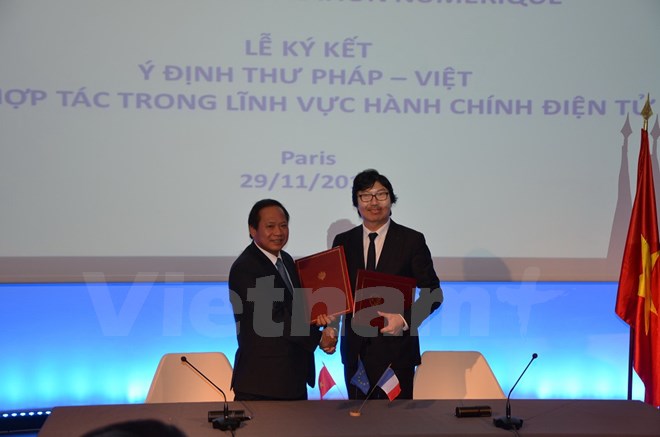 Bộ trưởng Trương Minh Tuấn làm việc với ông Marc Saikali, Giám đốc kênh France 24. (Ảnh: Bích Hà/Vietnam+)