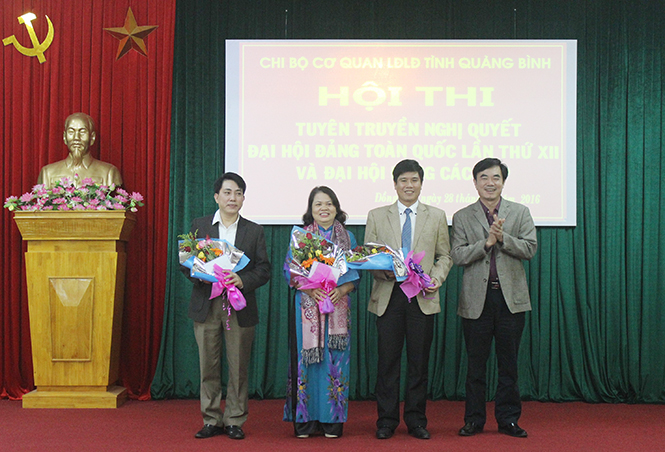 Ban tổ chức trao giải nhất, giải nhì và giải 3 cho các thí sinh thuộc Chi bộ cơ quan Liên đoàn Lao động tỉnh.