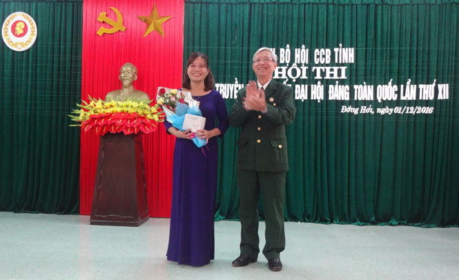 Đồng chí Trần Văn Bường, Chủ tịch Hội CCB tỉnh trao thưởng cho thí sinh đạt giải nhất