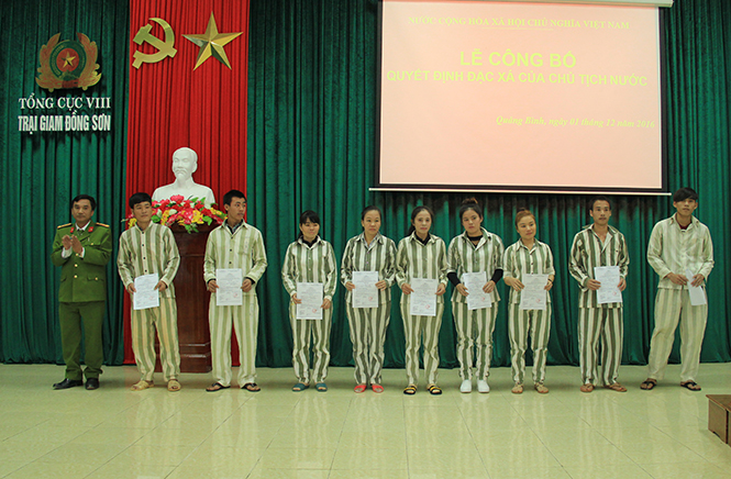 Thừa ủy quyền của Chủ tịch nước, Đại tá Hà Xuân Tuấn, Phó giám thị Trại giam Đồng Sơn trao quyết định đặc xá cho các phạm nhân được đặc xá.