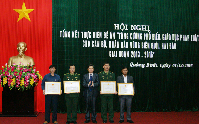 Đồng chí Nguyễn Tiến Hoàng, TUV, Phó Chủ tịch UBND tỉnh trao bằng khen của Chủ tịch UBND tỉnh cho các tập thể đạt thành tích trong thực hiện đề án. 