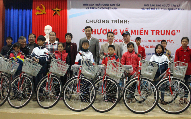 Trao xe đạp cho học sinh nghèo Quảng Bình.