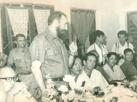 Fidel Castro tại buổi trao đổi với y, bác sĩ Quảng Bình về đầu tư xây dựng bệnh viện vào năm 1973 (ảnh tư liệu)