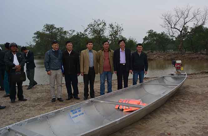 Đại diện Công ty ô tô Toyota Việt Nam trao thuyền máy nhôm và một cơ số áo phao cho bà con xã Tân Ninh, huyện Quảng Ninh.