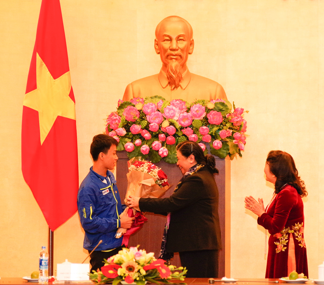 Phó Chủ tịch Thường trực Quốc hội Tòng Thị Phóng tặng hoa chúc mừng học sinh Nguyễn Thế Quỳnh.