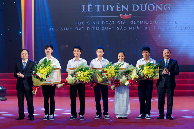 Đội tuyển Olympic Vật lý quốc tế được tuyên dương khen thưởng.