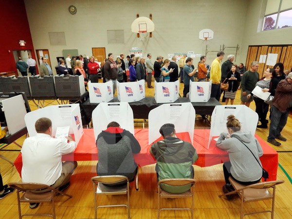 Cử tri Mỹ bỏ phiếu tại một địa điểm bầu cử ở Kent, bang Ohio.(Nguồn: EPA/TTXVN)