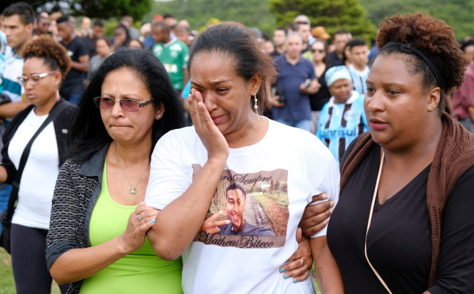 Người thân của các cầu thủ CLB Chapecoense khóc trong lễ truy điệu các cầu thủ hôm 4-12. Ảnh: REUTERS