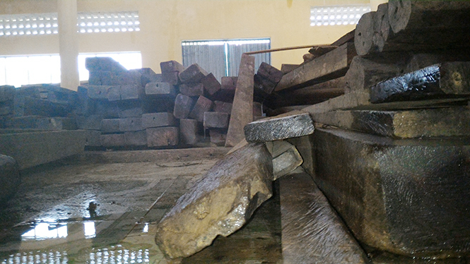  Chợ Hương Hoá trở thành kho chứa gỗ.