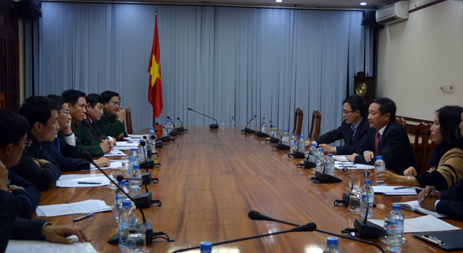  Đồng chí Trần Tiến Dũng và đại diện lãnh đạo một số sở, ban, ngành tỉnh ta tiếp và làm việc với Thứ trưởng Bộ Ngoại giao Nguyễn Bá Hùng.