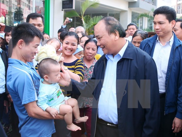 Thủ tướng Nguyễn Xuân Phúc thăm hỏi nhân dân tại Khu đô thị Đặng Xá, huyện Gia Lâm (Hà Nội). (Ảnh: Thống Nhất/TTXVN)