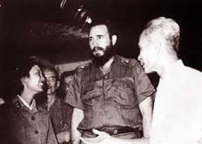 Chủ tịch Fidel Castro thăm nhà hầm Tỉnh ủy Quảng Bình sáng 17-9-1973.  Ảnh: T.L