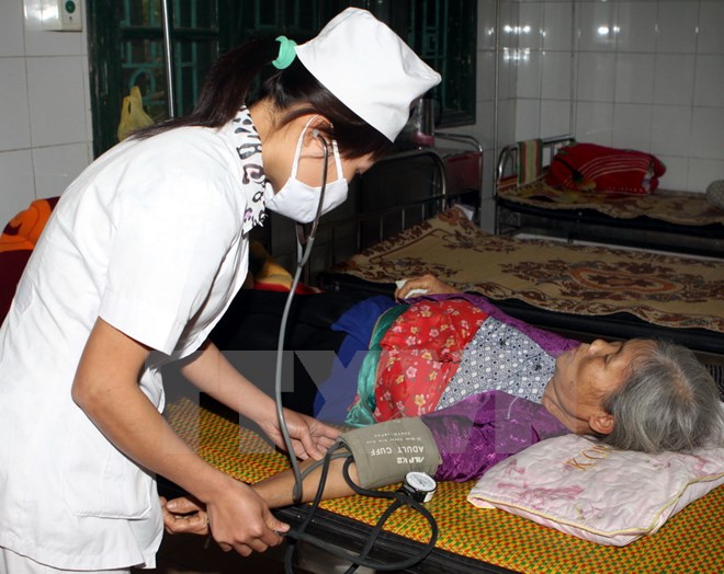 Khám chữa bệnh cho đồng bào dân tộc thiểu số tại Bệnh viện đa khoa huyện Kim Bôi. (Ảnh: Nguyễn Thủy/TTXVN)