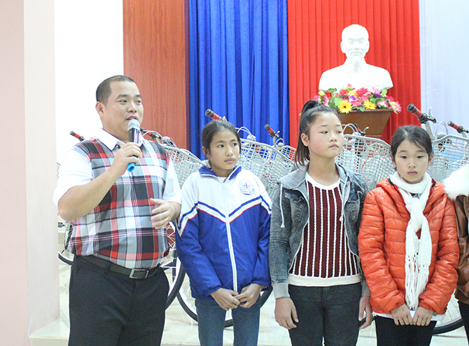 Tác giả bài hát “Đứa bé”, hát cùng trẻ em mồ côi, học sinh khuyết tật Quảng Bình.