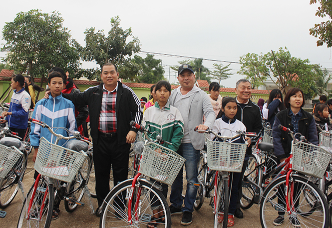 Trao xe đạp cho học sinh nghèo, học sinh khuyết tật vượt khó, học giỏi.